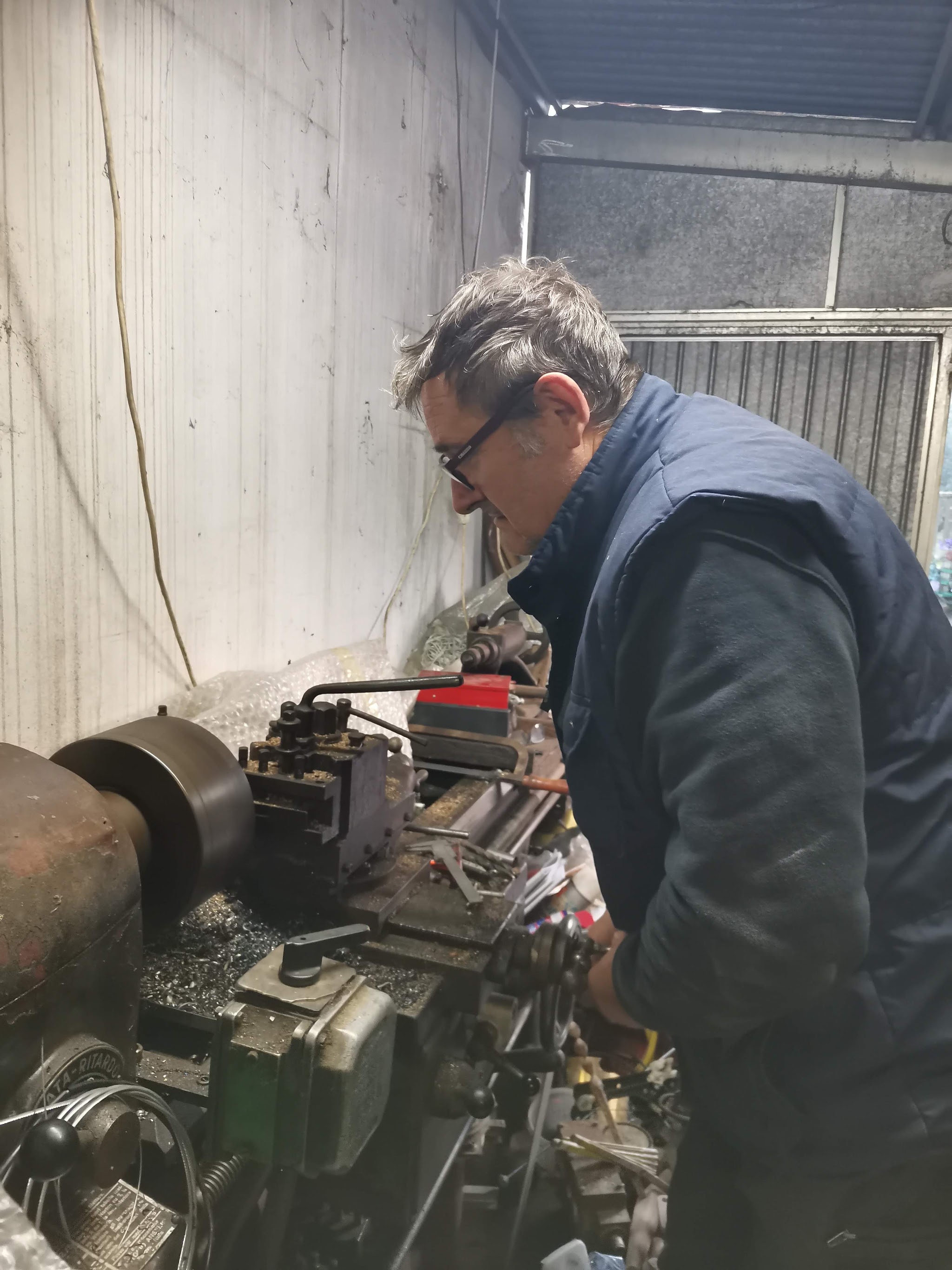 Lavorazione con macchinario nell'officina Carrozzeria Panda
